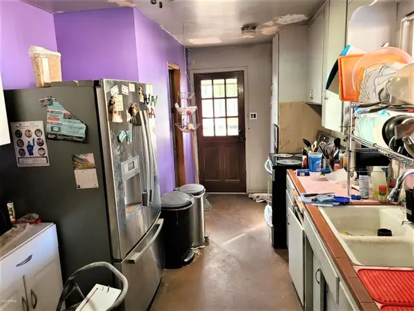 3427 E Holly St  Phoenix, Az 85008,