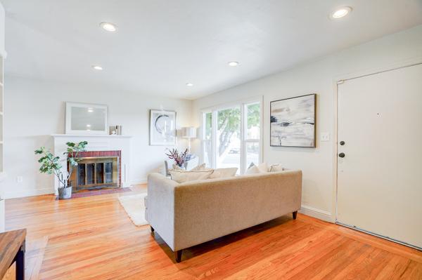 1120 Roxanne Ave