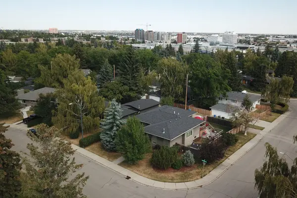 20 Meadowlark Cres SW, Calgary, T2V 1Z1
