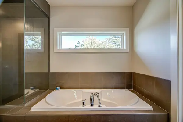 20 Meadowlark Cres SW, Calgary, T2V 1Z1
