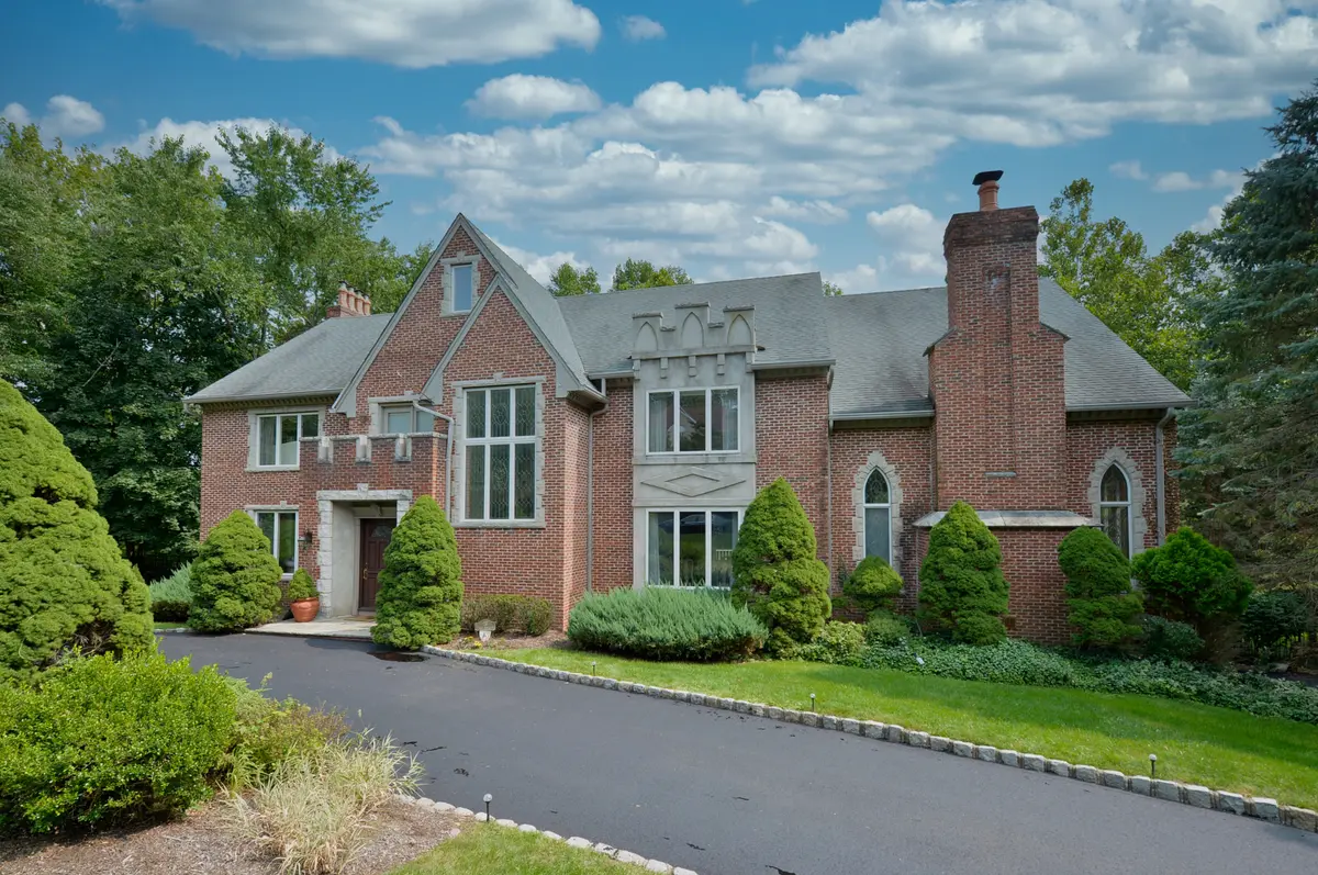 14 Forest Ridge Rd, Upper Saddle River, NJ 07458