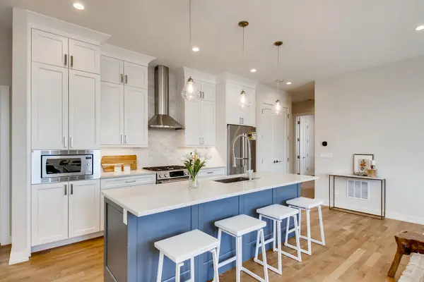 910 N Wood St #1, Chicago, IL 60622