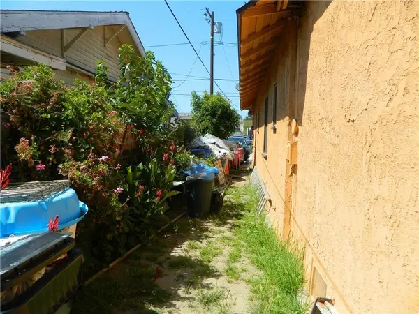 824 W 43rd Pl, Los Angeles, CA 90037
