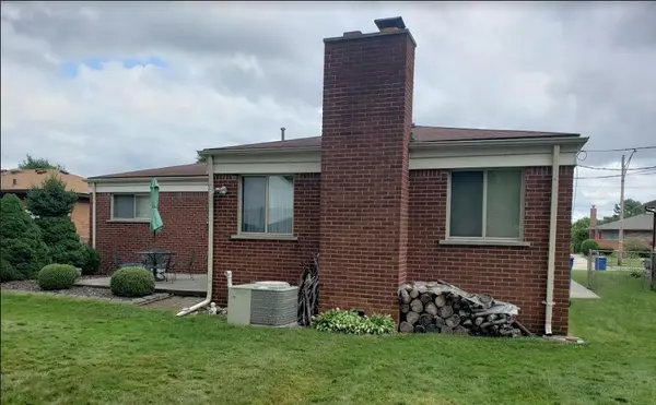 28163 Los Olas Dr, Warren, MI 48093