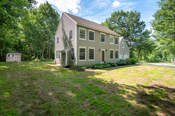 14 Bowdoin Dr, Falmouth, ME 04105