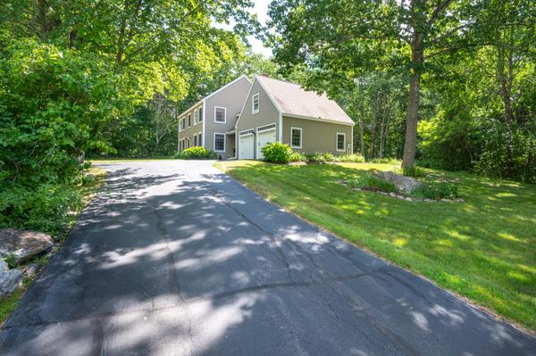 14 Bowdoin Dr, Falmouth, ME 04105