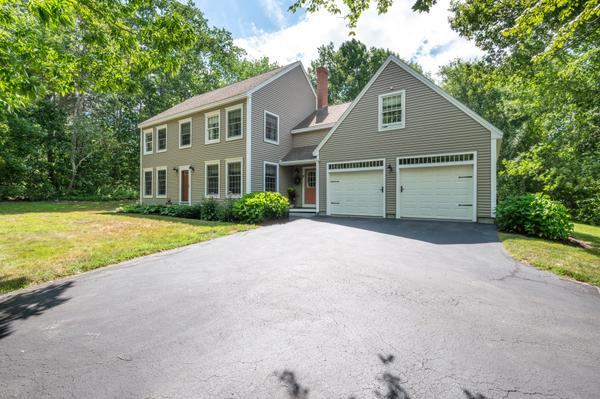 14 Bowdoin Dr, Falmouth, ME 04105
