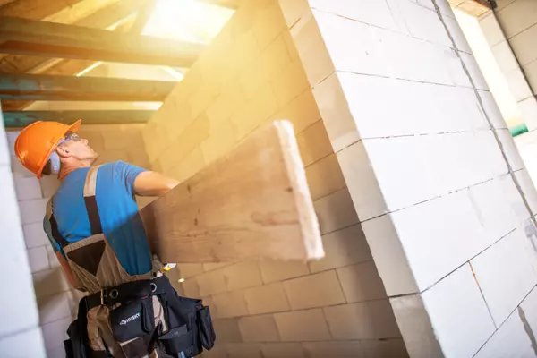 construction-worker-with-plank-PEE9TMY