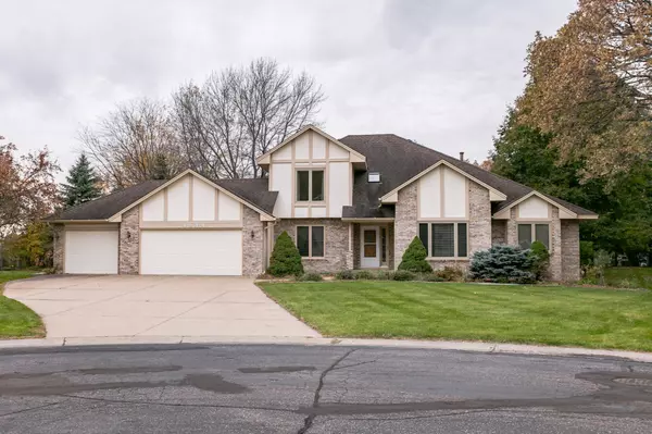 5BR/4BA Two Story in Andover on a Cul-De-Sac,Chuck Carstensen