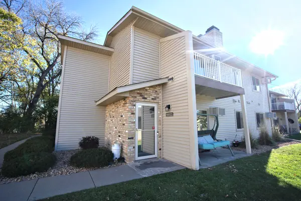 Single Level Living in 2BR/2BA Eden Prairie Home,Chuck Carstensen