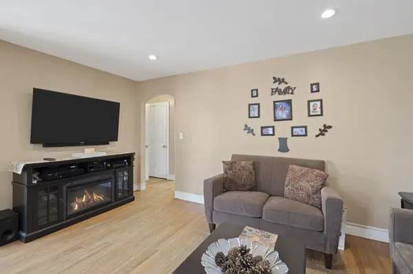 435 Chestnut St, Warwick, RI 02888