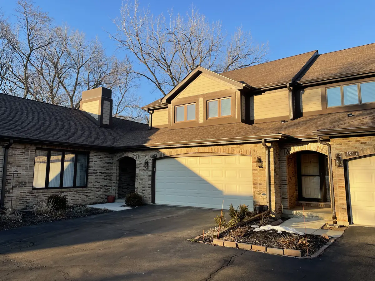 1912 Golf View Dr, Bartlett, IL 60103