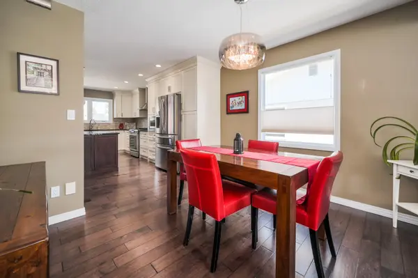 28 Oakview Pl SW, Calgary, AB T2V 3Z9