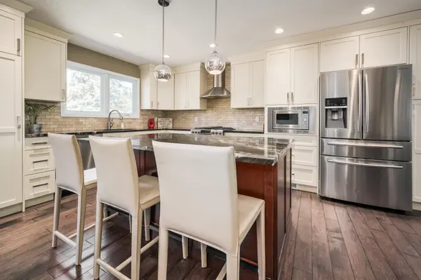 28 Oakview Pl SW, Calgary, AB T2V 3Z9