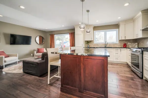 28 Oakview Pl SW, Calgary, AB T2V 3Z9