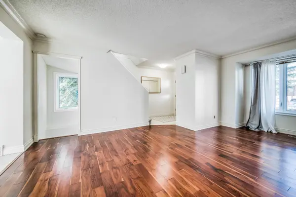 3910 19 Ave SW #4, Calgary, AB T3E 7E7