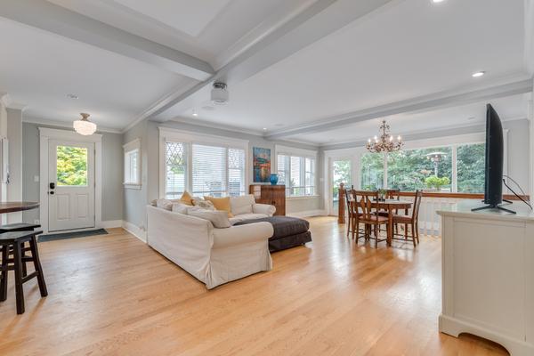 850 Hendry Avenue, North Vancouver, BC V7L 4C9