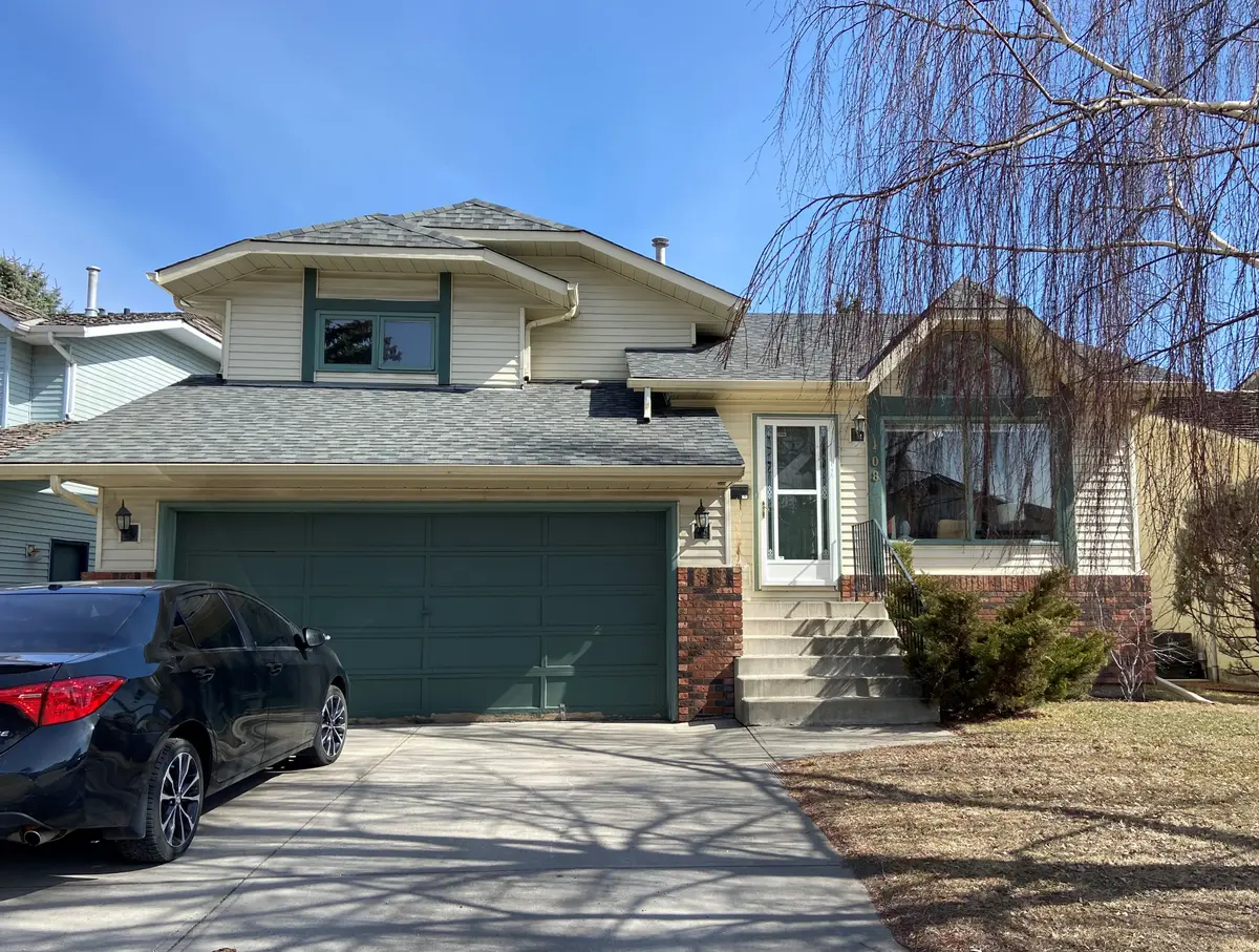 108 Douglas Woods Dr SE, Calgary, AB T2Z 1K5