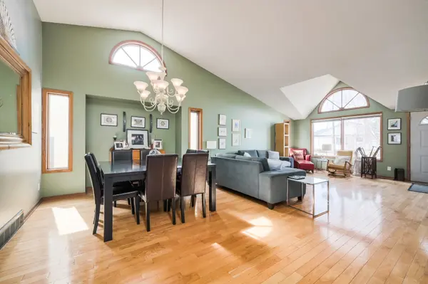 108 Douglas Woods Dr SE, Calgary, AB T2Z 1K5