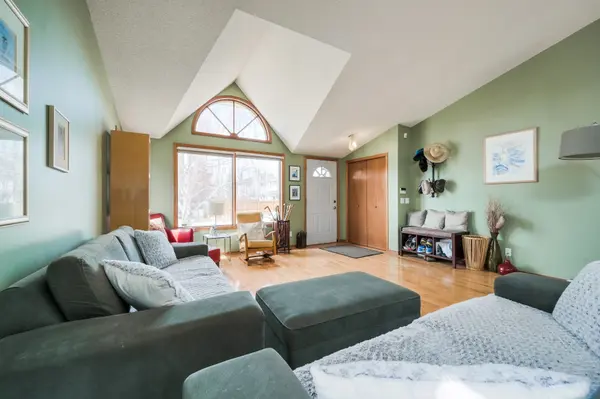 108 Douglas Woods Dr SE, Calgary, AB T2Z 1K5