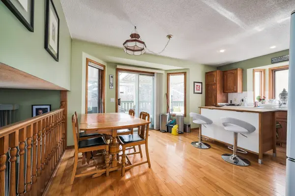 108 Douglas Woods Dr SE, Calgary, AB T2Z 1K5