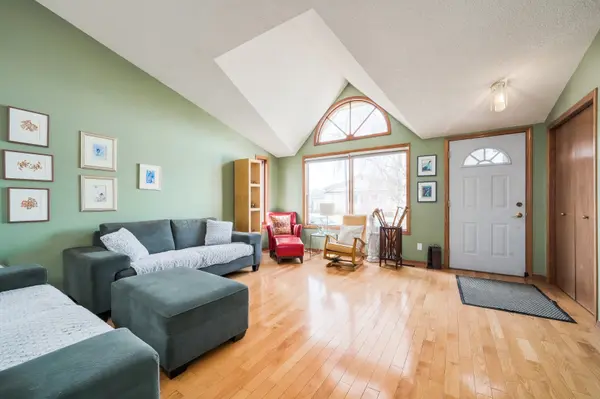108 Douglas Woods Dr SE, Calgary, AB T2Z 1K5