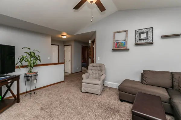 9426 Grand Oaks Dr, Cedar Rapids, IA