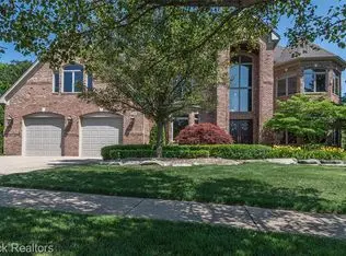 11775 Hunters Creek Dr, Plymouth, MI 48170