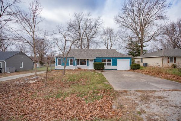 6738 Sterling Ave, Raytown, MO 64133