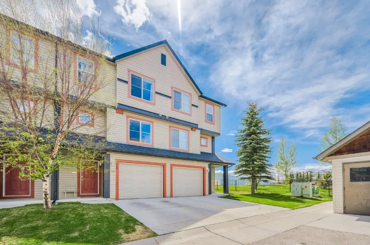 123 Copperfield Ln SE, Calgary, AB T2Z 4S9