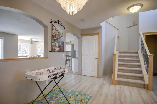 14415 Mt McKenzie Dr SE, Calgary, AB T2Z 3J5
