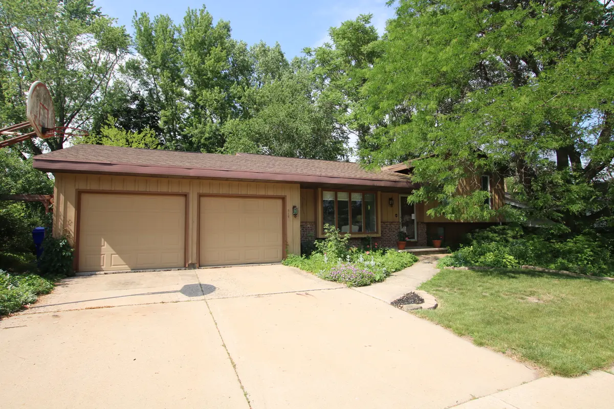 916 E Sunset Ave, Appleton, WI 54911