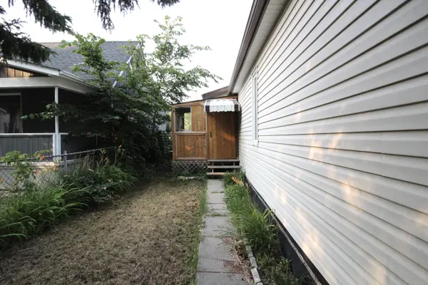 824 Manitoba Ave, Winnipeg, MB R2X 0J6