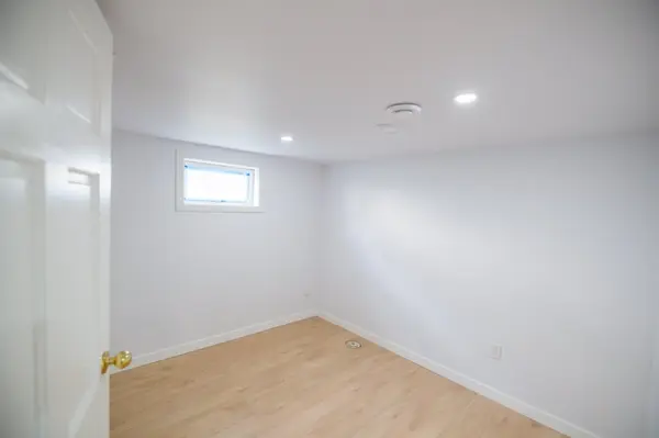 1285 Manitoba Ave, Winnipeg, MB R2X 0K8