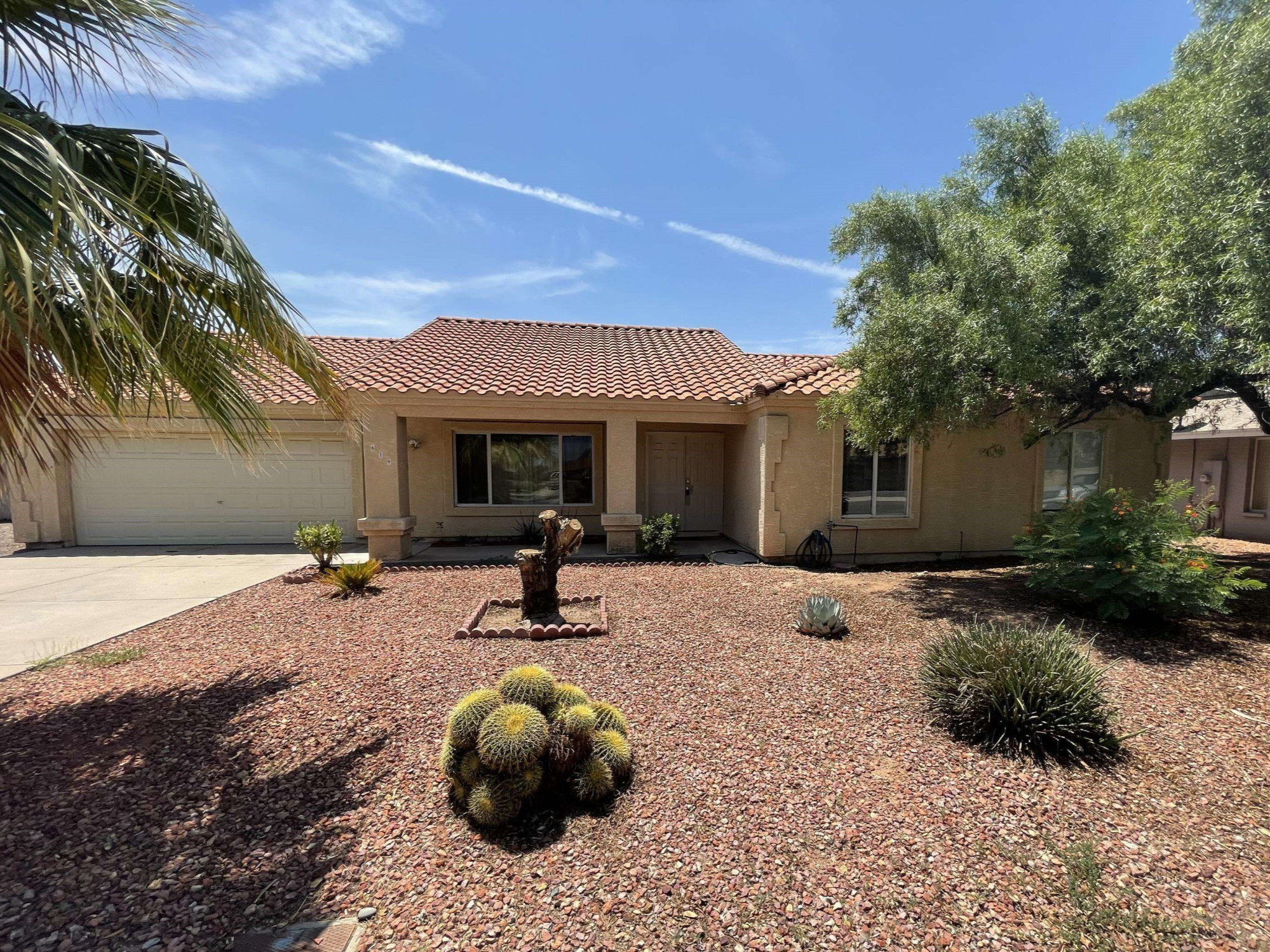 Homes with no Home Owners’ Association (HOA) can be hard to find in Phoenix area communities and here are the pros and cons of living in a home with an HOA.