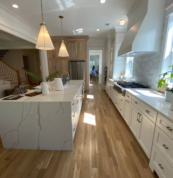 Charleston Decor - Neutral with a POP!,Margaret Marcoe