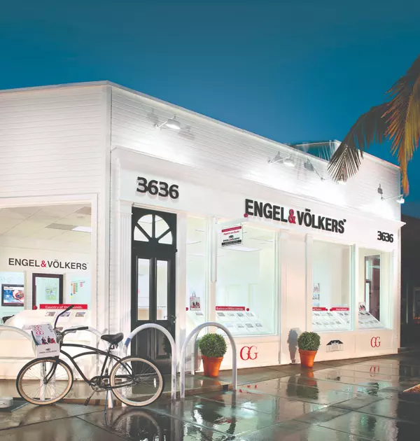 Tropical Newport Beach Exterior of Engel & Völkers Shop.