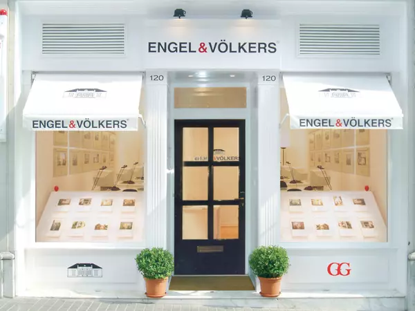 Iconic exterior of Barcelona Engel & Völkers Shop.