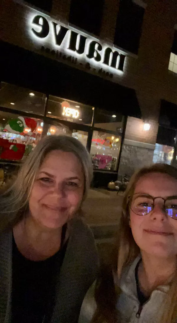 Young's Yums: Mauve Nosh & Libations,Sara Latta-Young