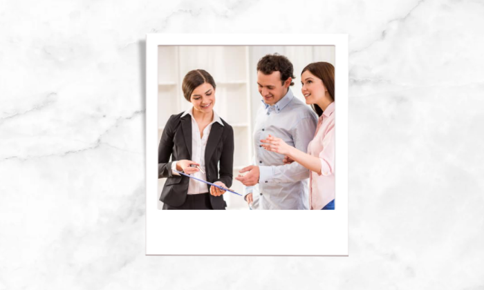 Photo of a relator showing information to its clients