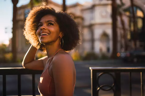 usa-nevada-las-vegas-portrait-of-happy-young-woman