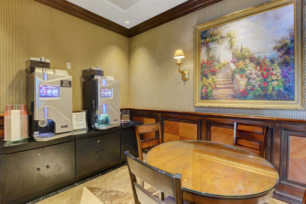 Resident beverage bar at Turnberry Place