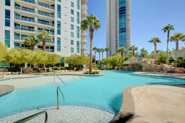 The resort-style swimming pool at Turnberry Towers in Las Vegas, Nevada