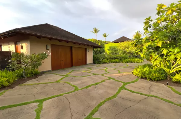 Luxury Driveway in Hawaii at Kohanaiki - Kona - Big Island