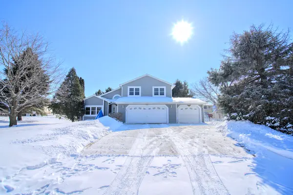 3BR/3BA Two Story in Woodbury on Cul-De-Sac,Chuck Carstensen
