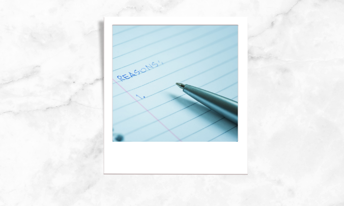 Photo a piece of paper and a pen