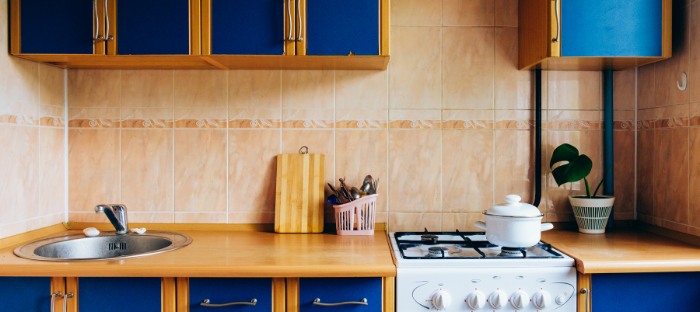 Outdated or extremely busy kitchen.