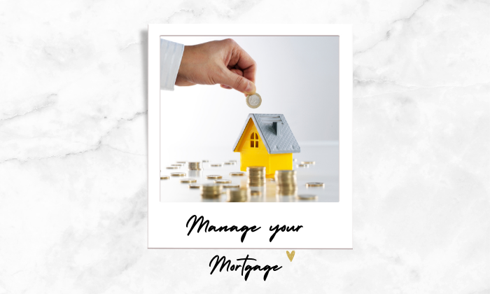 Photo a person inserting a coin in a toy house