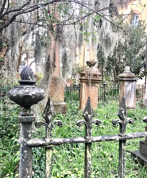 Graveyards and Cemeteries - There is a difference!,Amy Barresi