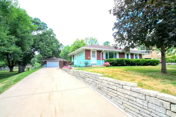 3BR/2BA in Bloomington w/Retro Vibe,Chuck Carstensen